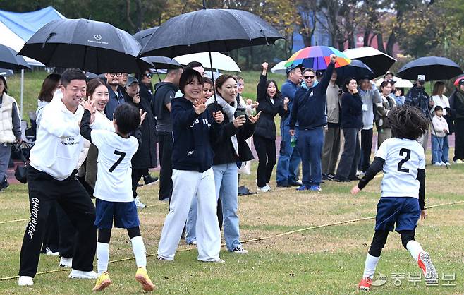 26일 인천시 연수구 인천환경공단 송도스포츠파크 솔바람공원 천연잔디구장에서 열린 제7회 중부일보사장배 유소년 축구대회에서 선수들과 부모들이 승리하자 기뻐하고 있다.정선식기자