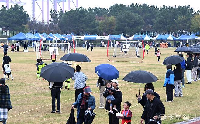 26일 인천시 연수구 인천환경공단 송도스포츠파크 솔바람공원 천연잔디구장에서 열린 제7회 중부일보사장배 유소년 축구대회에서 선수들과 많은 학부모들이 경기장을 찾고 있다.정선식기자