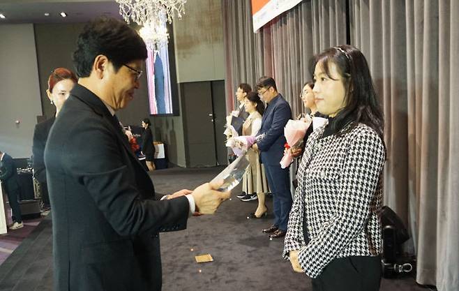대전시가 주최하고 대전일자리경제진흥원과 (사)대전시컨택센터협회가 주관한 '제12회 컨택센터 가족화합 한마당' 행사가 23일 대전 중구 BMK웨딩홀에서 열렸다. 박남구 대전컨택센터협회장이 수상자에게 감사패를 전달하고 있다. /김흥수 기자