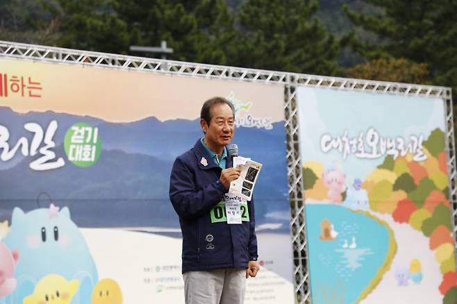 이창기 한국걷기운동본부 이사장이 개회사하고 있다.