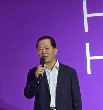 원광섭 (주)금성백조건설 대표이사가 축사하고 있다.