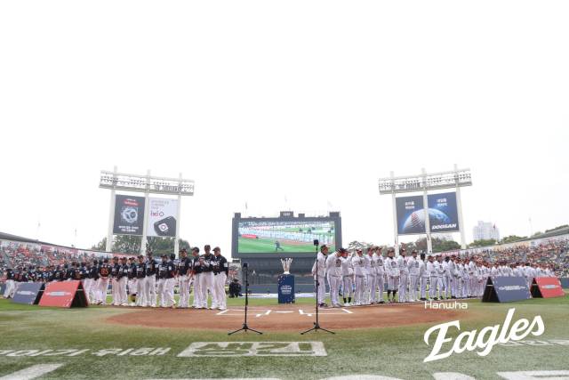 26일 한국시리즈 1차전 경기 전 도열해 있는 두 팀. 한화이글스 제공