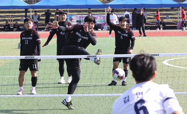 26일 순창공설운동장에서 열린 '2025 전북일보배 생활체육 족구대회'에서 참가자들이 열띤 경기를 펼치고 있다. 조현욱 기자 기자
