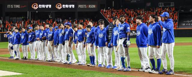 삼성 라이온즈 선수들이 24일 대전에서 열린 프로야구 플레이오프 한화 이글스와의 5차전을 패배로 마감한 뒤 그라운드로 나와 원정 응원 온 팬들에게 인사하고 있다. 삼성 제공