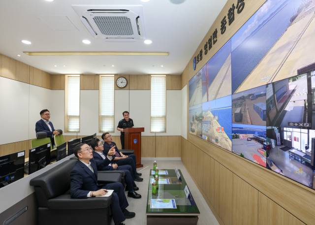 이명구 관세청장이 지난 9월 3일 포항 영일만항을 방문해 2025경주 APEC 정상회의 행사 참석자들의 입·출국 편의를 위한 여행자 통관지원 준비 상황을 점검하고 있다. 관세청 제공