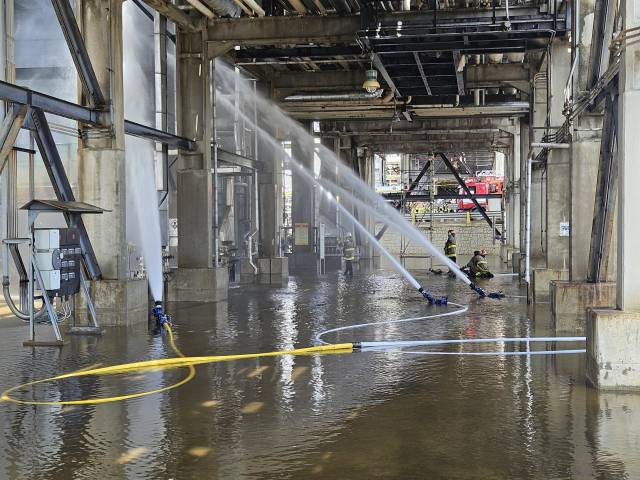 지난 17일 오전 울산시 남구 SK에너지 수소 제조 공정에 불이 나 여러 명이 다쳤다. 사진은 소방관들이 불이 난 공정에 물을 뿌려 냉각 작업을 벌이는 모습. 연합뉴스