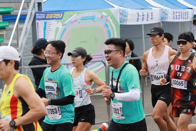 이번 대회에 대회티셔츠를 입고 10km에 도전한 청도군청 공무원(공보팀, 인구정책팀장)이 나란히 뛰고 있는 장면. 김산희 기자