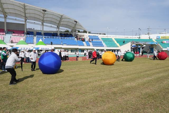 특별경기인 공굴리기 경기를 하는 모습. 영천시 제공