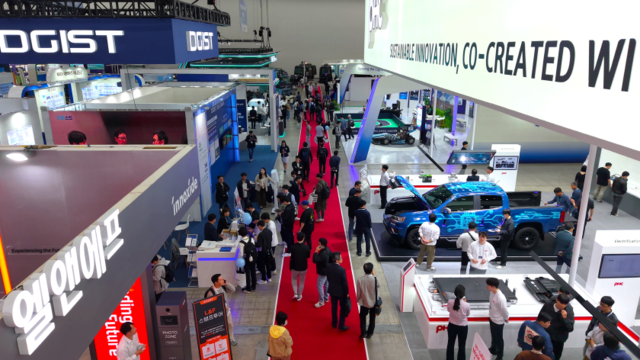 관람객들로 북적이는 FIX 2025 전시장 전경. 엑스코 제공