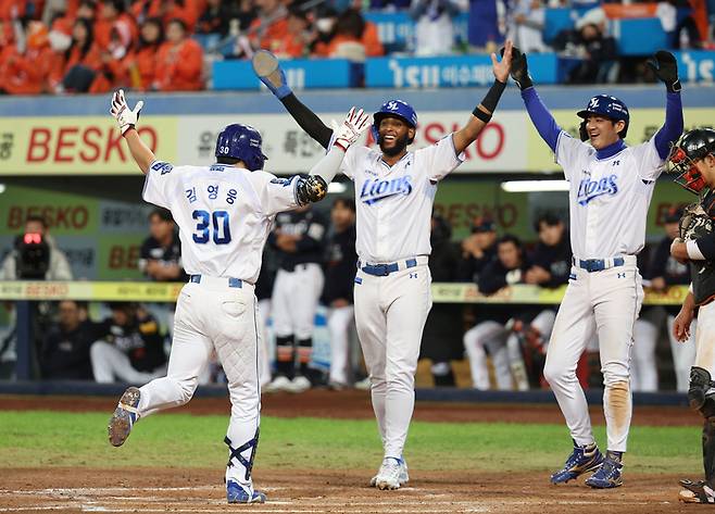 지난 22일 대구 삼성라이온즈파크에서 열린 2025 프로야구 KBO리그 포스트시즌 플레이오프 4차전 한화 이글스와 삼성 라이온즈의 경기. 7회말 1사 주자 1,2루 상황에서 삼성 김영웅이 역전 3점 홈런을 치고 동료들의 축하를 받고 있다. 연합뉴스