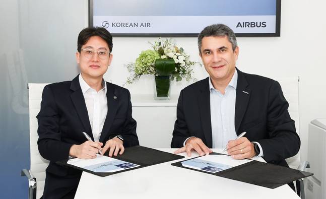 대한항공은 16일(현지시간) 런던에서 열린 2025 MRO Europe에서 에어버스의 데이터 기반 첨단 예지정비 솔루션 '스카이와이즈 플리트 퍼포먼스 플러스'(S.FP+) 도입을 위한 계약을 체결했다. 사진은 오종훈 대한항공 예지정비팀장(왼쪽)과 파브리스 비욤 에어버스 디지털 서비스 성장·혁신 책임자가 계약 체결 후 기념촬영을 하고 있는 모습./사진=대한항공