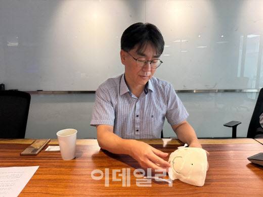 윤원수 티앤알바이오팹 대표가 생분해성 인공지지체 제품 중 ‘두개골 임플란트’를 설명하고 있다.(사진=임정요 기자)