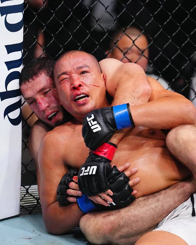 박준용이 이크람 알리스케로프에게 그라운드 공격을 당하고 있다. 사진=UFC