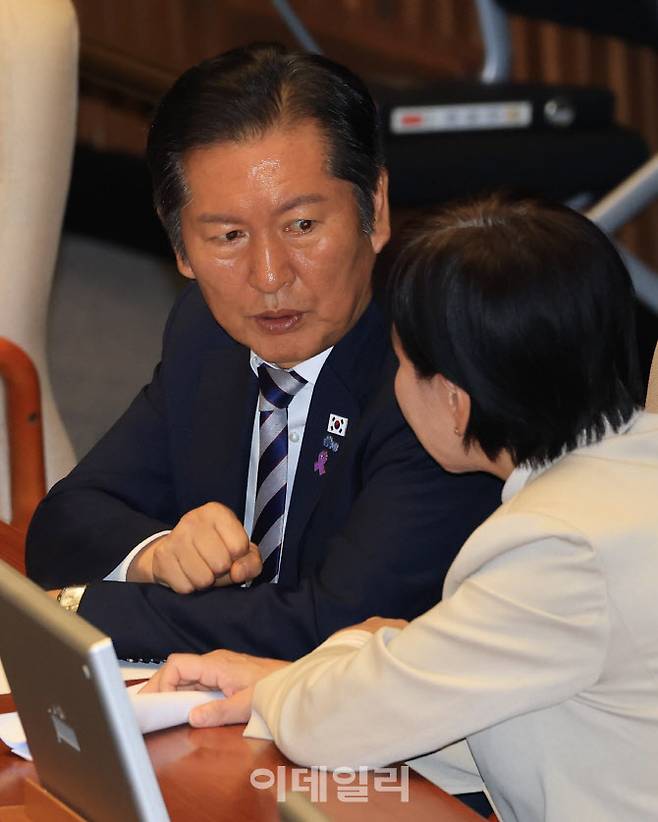 [이데일리 노진환 기자] 정청래 더불어민주당 대표와 전현희 의원이 26일 서울 여의도 국회에서 열린 제429회국회(정기회) 제10차 본회의에서 대화하고 있다.