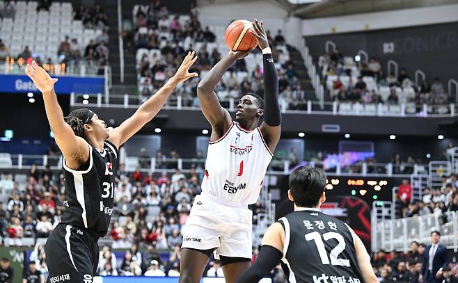 프로농구 정관장 오브라이언트가 26일 KT와 경기에서 슛을 쏘고 있다.(KBL 제공)