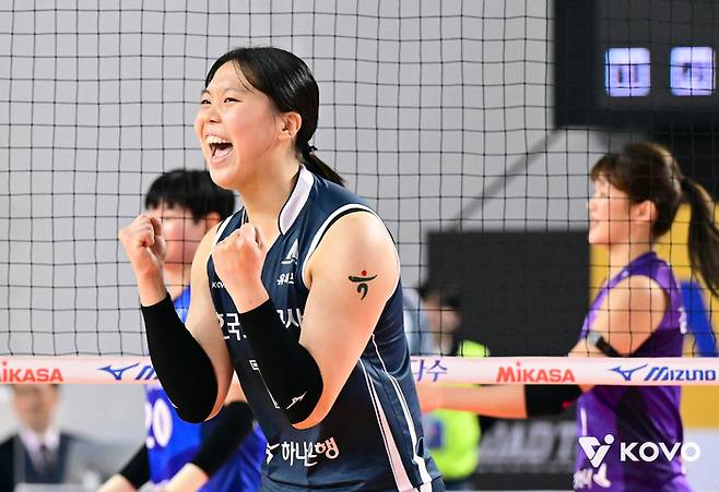 한국도로공사 이지윤이 25일 흥국생명전에서 환호하고 있다. 사진 | 한국배구연맹