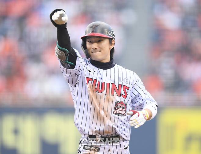 LG 신민재가 26일 서울 잠실구장에서 열린 2025 KBO 포스트시즌 한국시리즈 1차전 한화와 경기 6회말 2사만루 2타점 중전안타를 친 후 세리머니를 하고 있다. 잠실 | 최승섭기자 thunder@sportsseoul.com