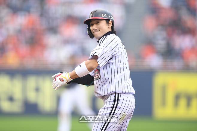 LG 신민재가 26일 서울 잠실구장에서 열린 2025 KBO 포스트시즌 한국시리즈 1차전 한화와 경기 6회말 2사만루 2타점 중전안타를 친 후 세리머니를 하고 있다. 잠실 | 최승섭기자 thunder@sportsseoul.com