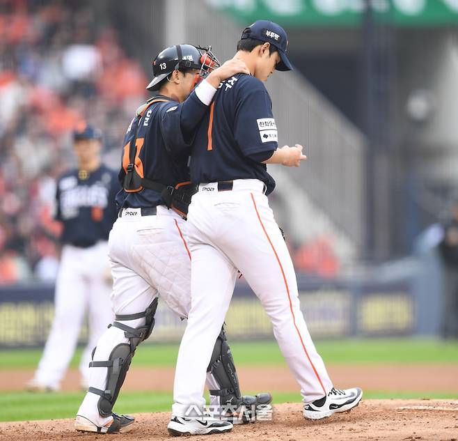 한화 선발투수 문보경이 26일 서울 잠실구장에서 열린 2025 KBO 포스트시즌 한국시리즈 1차전 LG와 경기 4회말 무사1루 문보경 타석 때 마운드를 방문한 최재훈의 이야기를 듣고 있다. 잠실 | 최승섭기자 thunder@sportsseoul.com