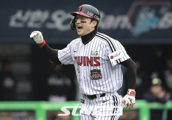 26일 서울 송파구 잠실야구장에서 열린 2025 KBO 한국시리즈 1차전 한화 이글스와 LG 트윈스의 경기, 5회말 무사 주자없는 상황 LG 박해민이 솔로포를 친 뒤 기뻐하고 있다. /사진=뉴시스