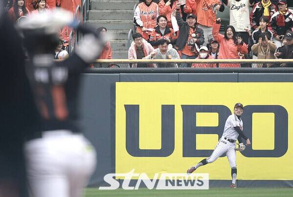 26일 서울 송파구 잠실야구장에서 열린 2025 KBO 한국시리즈 1차전 한화 이글스와 LG 트윈스의 경기, 1회초 1사 1루 상황 한화 문현빈 뜬공 때 LG 중견수 박해민이 타구를 잡은 뒤 2루에 던지고 있다. /사진=뉴시스