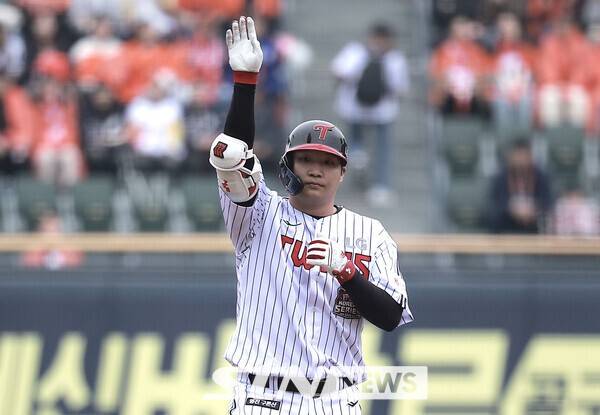 26일 서울 송파구 잠실야구장에서 열린 2025 KBO 한국시리즈 1차전 한화 이글스와 LG 트윈스의 경기, 1회말 1사 3루 상황 LG 문보경이 1타점 2루타를 친 뒤 베이스를 밟고 있다. /사진=뉴시스