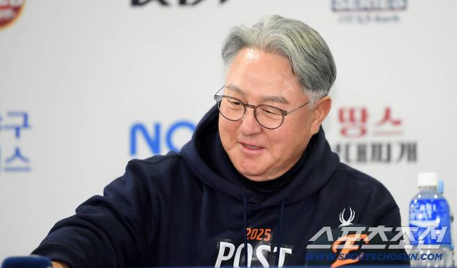 2025 KBO리그 한국시리즈 미디어데이가 25일 잠실구장에서 열렸다. 한화 김경문 감독이 취재진 질문에 답하고 있다. 잠실=박재만 기자 pjm@sportschosun.com/2025.10.25/