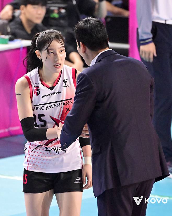 정관장 이선우(정면)와 고희진 감독. 사진제공=KOVO