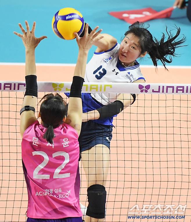 22일 인천 삼산월드체육관에서 열린 V리그 흥국생명-현대건설전. 현대건설 정지윤이 공격하고 있다. 인천=정재근 기자 cjg@sportschosun.com/2025.10.22/