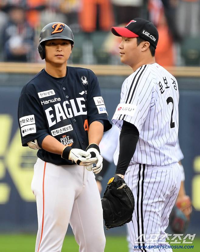 26일 잠실구장에서 열린 한국시리즈 1차전 LG 트윈스와 한화 이글스의 경기. 5회초 한화 최인호가 안타를 날린 뒤 환호하고 있다. 잠실=박재만 기자 pjm@sportschosun.com/2025.10.26/