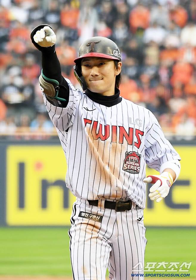 26일 잠실구장에서 열린 한국시리즈 1차전 LG 트윈스와 한화 이글스의 경기. 6회말 1사 만루 LG 신민재가 적시타를 날린 뒤 환호하고 있다. 잠실=박재만 기자 pjm@sportschosun.com/2025.10.26/