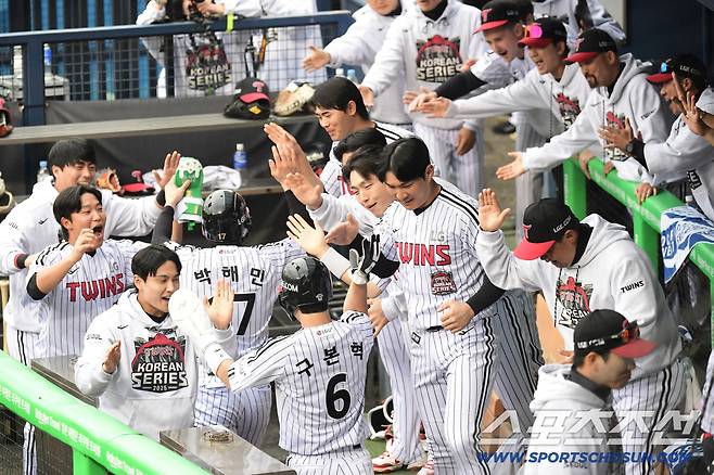 26일 잠실구장에서 열린 한화와 LG의 KS 1차전. 6회말 1사 만루. 신민재 적시타 때 득점에 성공한 구본혁, 박해민. 잠실=송정헌 기자songs@sportschosun.com/2025.10.26/