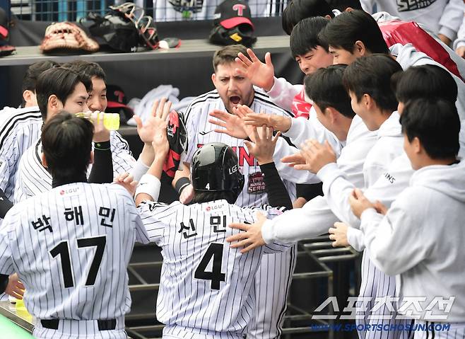 26일 잠실구장에서 열린 한화와 LG의 KS 1차전. 1회말 2사 3루. 문보경 2루타 때 득점에 성공한 신민재. 잠실=송정헌 기자songs@sportschosun.com/2025.10.26/