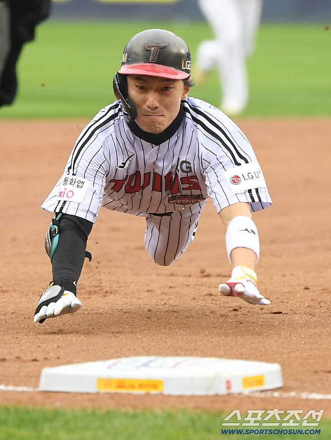 26일 서울 잠실구장에서 열린 한화와 LG의 한국시리즈 1차전. 5회말 1사 신민재가 3루타를 친 후 슬라이딩하고 있다. 잠실=정재근 기자 cjg@sportschosun.com/2025.10.26/