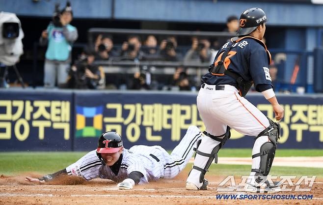 26일 잠실구장에서 열린 한국시리즈 1차전 LG 트윈스와 한화 이글스의 경기. 6회말 2사 1,2루 LG 김현수 안타 때 홍창기가 홈을 파고들고 있다. 잠실=박재만 기자 pjm@sportschosun.com/2025.10.26/