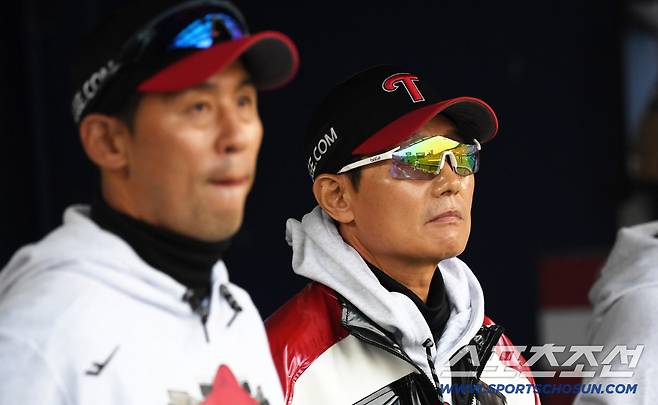 26일 잠실구장에서 열린 한국시리즈 1차전 LG 트윈스와 한화 이글스의 경기. 염경엽 감독이 경기를 지켜보고 있다. 잠실=박재만 기자 pjm@sportschosun.com/2025.10.26/