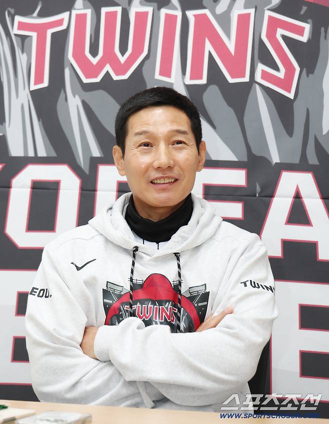 26일 잠실구장에서 열린 한화와 LG의 KS 1차전. 인터뷰하고 있는 LG 염경엽 감독. 잠실=송정헌 기자songs@sportschosun.com/2025.10.26/