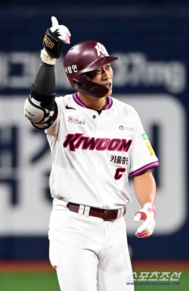 9일 고척스카이돔에서 열린 LG와 키움의 경기, 6회말 무사 1,2루 키움 송성문이 1타점 2루타를 치고 기뻐하고 있다. 고척=허상욱 기자wook@sportschosun.com/2025.09.09/