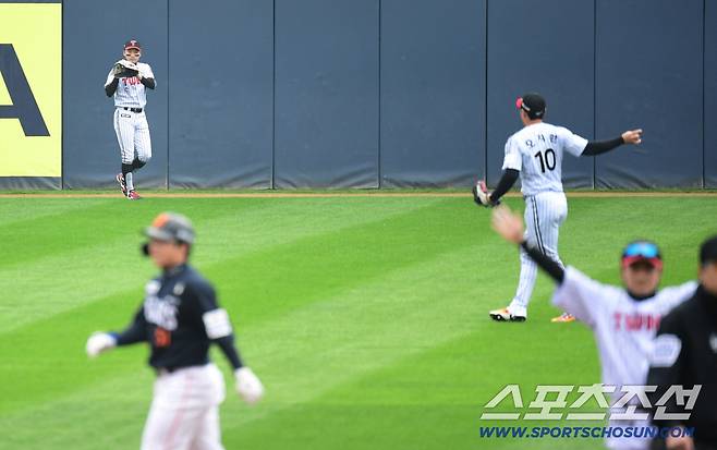 26일 잠실구장에서 열린 한화와 LG의 KS 1차전. 1회초 1사 1루. 문현빈의 큼지막한 타구를 잡아낸 LG 박해민 중견수. 잠실=송정헌 기자songs@sportschosun.com/2025.10.26/