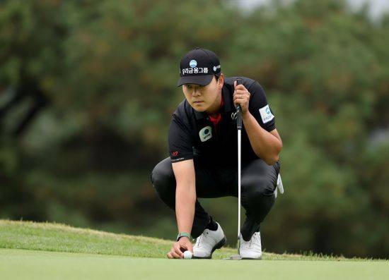 이정환이 제네시스 챔피언십 4라운드 10번 홀 그린에서 신중하게 공을 놓고 있다. KPGA 제공