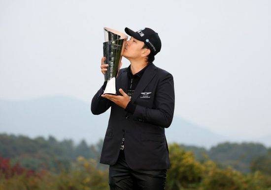 이정환이 제네시스 챔피언십 우승 직후 트로피에 입맞춤을 하고 있다. KPGA 제공