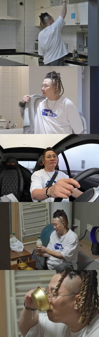 26일 방송되는 SBS ‘미운 우리 새끼’(미우새)에서는 가수 윤민수가 20년 결혼 생활을 마치고 홀로서기에 나서는 모습이 그려진다. 이사를 앞두고 전 아내와 스티커로 가구를 나누는 독특한 방식으로 이목을 집중시켰던 윤민수는 이삿날 텅 빈 집을 보며 만감이 교차하는 모습을 보인다. 스튜디오에서 지켜보던 모벤져스는 안타까움과 응원을 동시에 보냈다. 방송에서는 아들 윤후의 방과 테라스까지 갖춘 윤민수의 새로운 ‘솔로 하우스’가 최초 공개될 예정이다.