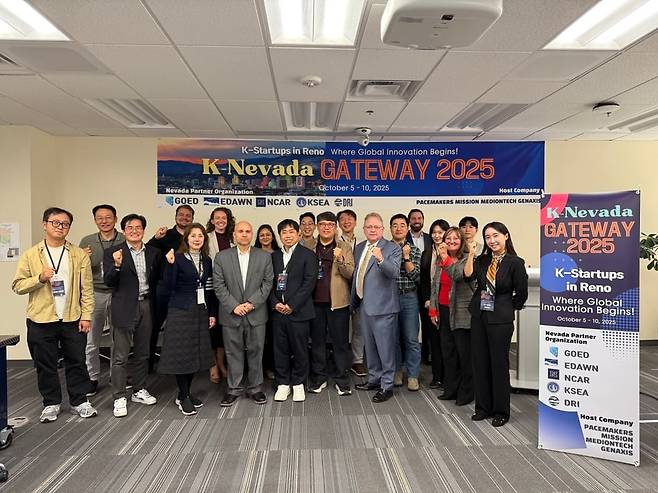 네바다주립대 혁신센터(The Innevation Center University of Nevada, Reno)에서 기념촬영을 하고 있는 주 정부 및 공공기관, 재미한인과학자협회 네바다지부 회원들, 한국 스타트업 관계자들./사진=이미호기자