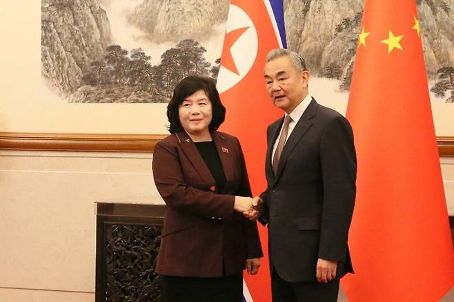 최선희 북한 외무상과 왕이 중국공산당 중앙위원회 정치국 위원 겸 외교부장. /뉴스1