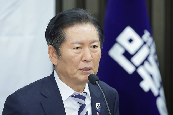 정청래 더불어민주당 대표가 26일 서울 여의도 국회에서 열린 의원총회에서 발언하고 있다./뉴스1