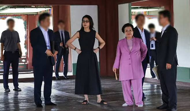 김건희 여사(가운데)가 이배용 전 국가교육위원장과 경복궁 경회루 2층에 서 있는 사진이 공개됐다. 유튜브 주진우 라이브 화면 캡처