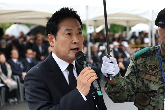 26일 서울 동작구 국립서울현충원 고 박정희 전 대통령 묘역에서 열린 박 전 대통령 서거 46주기 추모식에서 장동혁 국민의힘 당대표가 추모사를 하고 있다.<공동취재·연합뉴스>