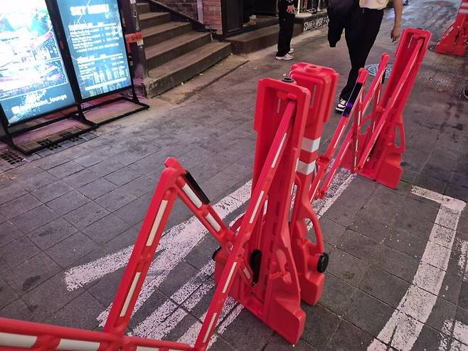 핼러윈 데이를 일주일 앞둔 지난 24일 서울 용산구 이태원 일대에서 중앙분리대가 설치돼 있다. 사진=장유하 기자