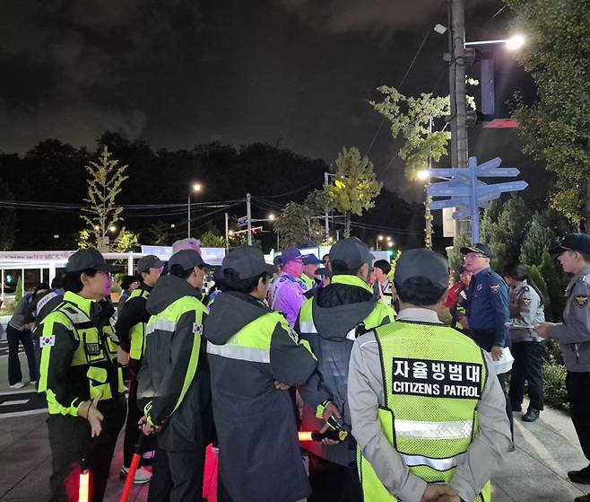 핼러윈 데이를 일주일 앞둔 지난 24일 서울 용산구 이태원 일대에서 자율방범대원들이 순찰을 준비하고 있다. 사진=장유하 기자