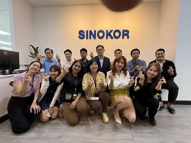 지난 14일 송영태 장금상선 태국법인장(뒷열 왼쪽부터 네번째)이 방콕 소재 장금상선 태국법인 사무실에서 직원들과 함께 포즈를 취하고 있다. 사진=강구귀 기자